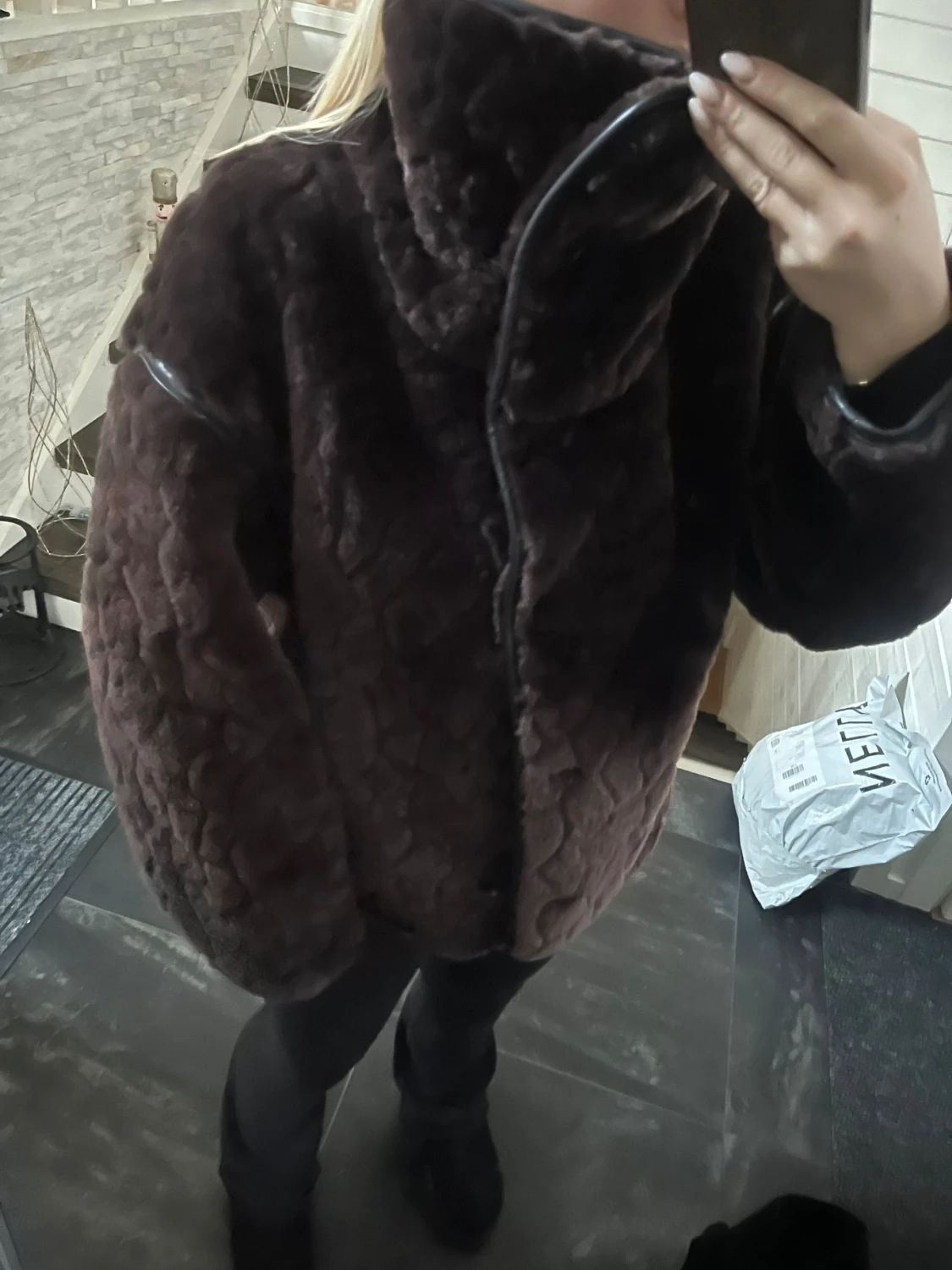 Mörkbrun pälsjacka med hög krage - 2