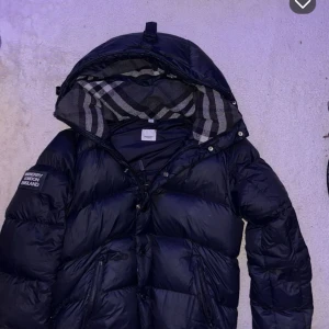  Burberry jacka  - Säljer jackan då jag inte använder den längre storlek L på jackan men e liten i storleken och passar m 