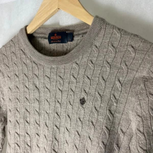 Morris sweater  - Säljer en morris tröja i 100% merinoull. Jag uppskatar att den passar mäniskor runt 150cm då måttet på tröjan är 35-40cm bred och 55cm i höjden. Tröjan har krympt i tvätten. Kontakta mig eller skriv vid några frågor eller funderingar.