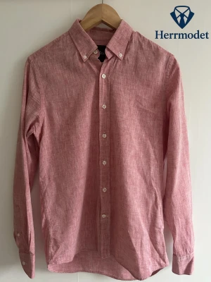 👔 Oscar Jacobson - S, Rosa, Fint skick! - Fantastisk ljusrosa linneskjorta från Oscar Jacobson i fantastiskt skick! 📏 Storlek: S 🎨 Färg: Rosa 🔍 Skick: Fint skick! Pris: 299kr 💫 