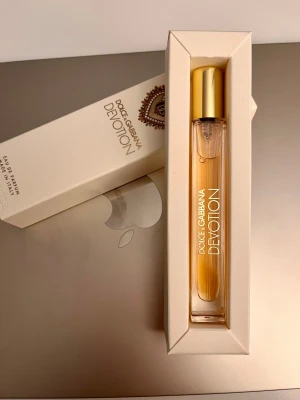 Dolce & Gabbana Devotion – 10 ml Eau de Parfum (Original) - Äkta Dolce & Gabbana Devotion Eau de Parfum – 10 ml travel size. En varm, gourmand och feminin doft med candied citrus, orange blossom och vanilj. Perfekt att ha i väskan eller som provstorlek innan man köper fullsize! Helt ny/oanvänd!  Batchkod: 21018AR2 En superfin doft som passar både till vardag och kväll! ✨