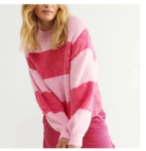 Randig stickad tröja - Fin och skön stickad tröja som inte sticks, gullig rosa färg som är ljus rosa och mörk rosa