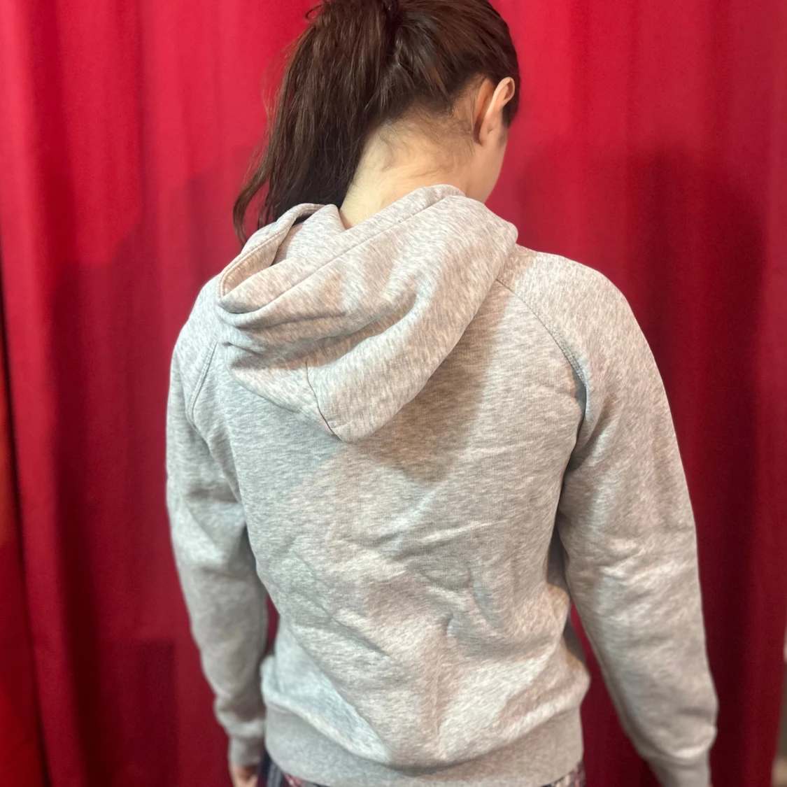 Grå hoodie från GANT med logga - 1