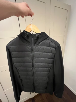 Svart jacka - Skön och snygg tumhåls jacka perfekt för dig som gillar att springa ute nu under vintern. Passar även bra under hösten och våren 