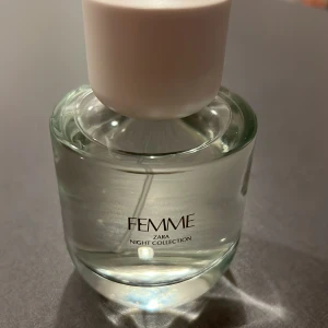 Zara Femme Night Collection parfym - Zara Femme Night Collection är en stilren parfym som passar dig som vill ha något enkelt och snyggt i din samling. Perfekt för dig som gillar minimalistisk design och vill sticka ut med en modern touch.