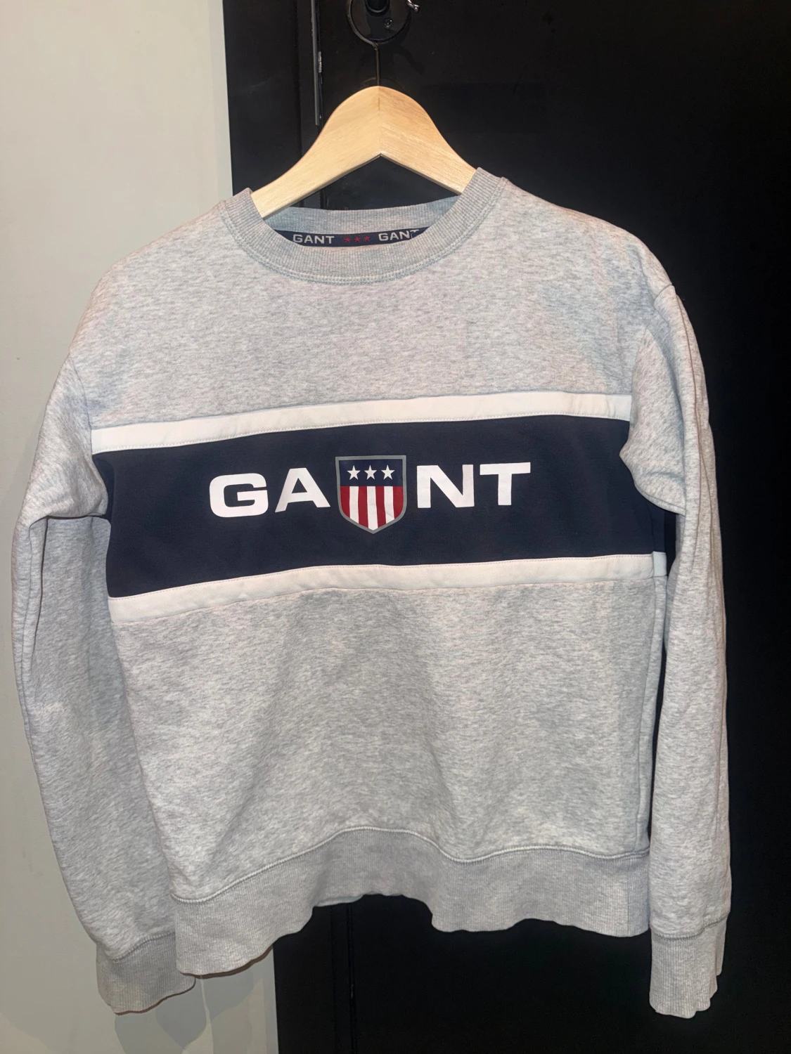 Grå sweatshirt från Gant med logga