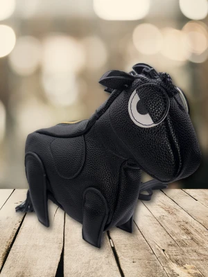 Oanvänd crossbody ponnyväska i konstläder - Unik svart crossbody ponnyväska, ca 23x20 cm. Perfekt för dig som vill sticka ut med en lekfull accessoar.