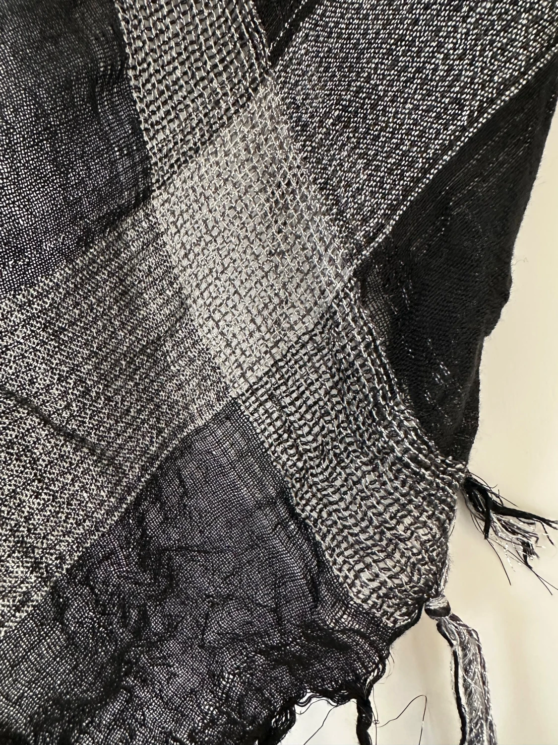 Svart och grå rutig halsduk med fransar - 3