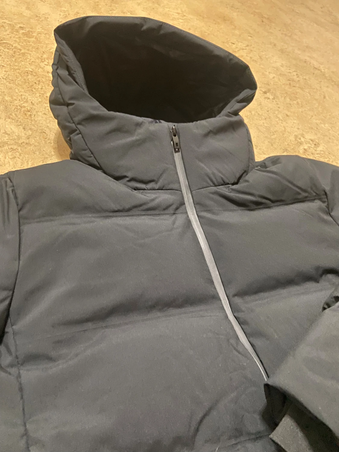 Svart pufferjacka med huva Uniqlo  - 2