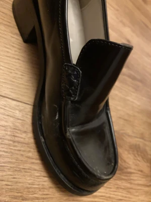 Cottage core - Svarta snygga och stilrena skor med lite detaljer som syns på första bilden. Är i storlek 36, smala och i ett mycket hårt material. Är inte särskilt sköna för mig med lite bredare fötter tyvärr. Ärvt av min mamma men nu kommer dem tyvärr inte till användning, använda några få gånger