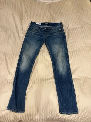 Replay Anbass slim fit jeans blå - Säljer nu dessa Snygga Replay Anbass jeans i  med  slim fit-passform då dem tyvärr inte kommer till användning . Storlek 31/32. 