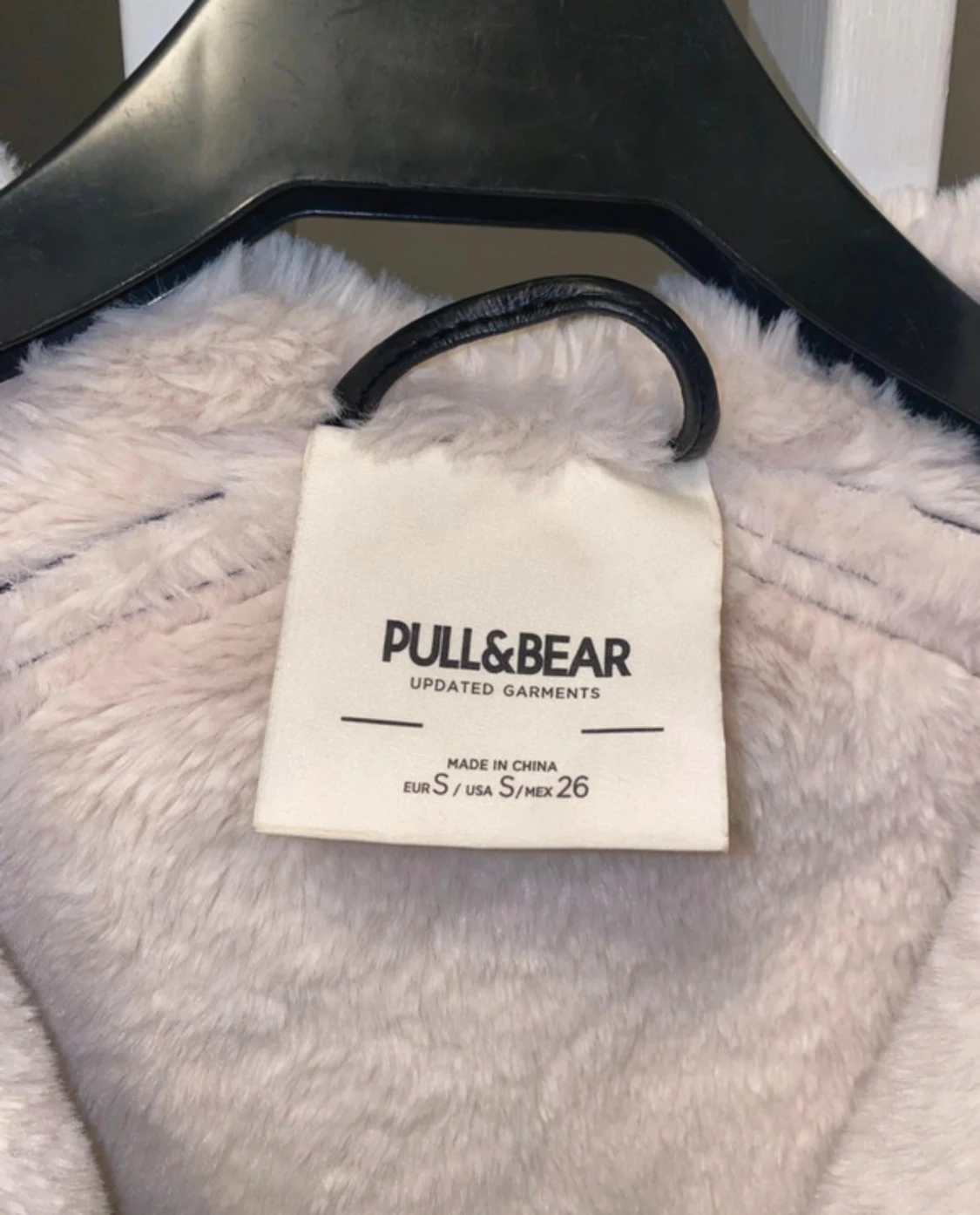 Svart pälsjacka från Pull&Bear - 3