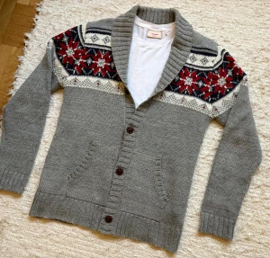 *Unik* Stickad Cardigan - Säljer nu denna koftan med ett sjukt snyggt mönster som är perfekt såhär på vintern!🌤️❄️| Annan storlek på lappen men sitter som S | Hör gärna av dig!!🫵🏻👑
