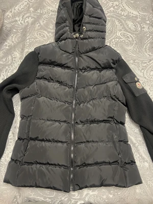 Svart moncler cardigan jacka dam - Säljer min dam jacka moncler cardigan storlek S. nästan helt ny oanvänd