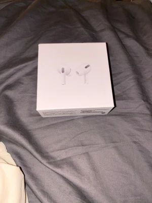 AirPods 1 Pro MagSafe Charging Case - Säljer ett par helt nya Apple AirPods Pro med MagSafe-laddningsetui. Produkten är oöppnad i originalförpackning och i perfekt skick. Upplev aktiv brusreducering, transparensläge och hög ljudkvalitet. Perfekt för både iPhone och andra Apple-enheter.