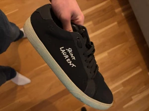 Saint Laurent skor - Hej, säljer ett par feta saint Laurent skor till dunderpris‼️‼️💯 Skick 9/10✅✅ DMa📩 vid minsta fundering eller prisförslag🤗🤗