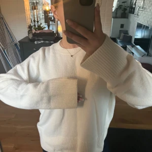 Stickad tröja - Superfin stickad tröja från & Other stories. Endast använd en gång så den är i superbra skick!!💕💕