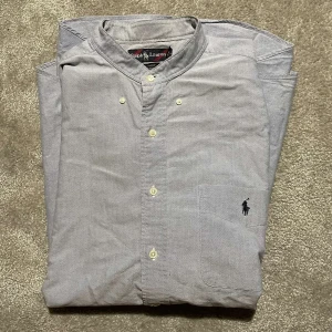 Ralph Lauren Skjorta  - Säljer nu denna feta ljusblå Ralph Lauren skjorta i ”big shirt” kollektionen | Skick 8/10, inga flaws | Storleken är M, fits XL/2XL, oversize | Bara att skriva vid frågor 