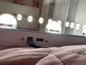 Vanitii Sminkspegel med LED-belysning - Stor sminkspegel från Vanitii med 14 integrerade LED-lampor, touchkontroller för ljusstyrka och färgtemperatur. USB-port och strömanslutning på baksidan. Spegeln är i mycket gott skick, perfekt för makeup och styling.