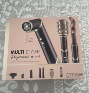 Multi Styler Professional 6-in-1 - Multi Styler Professional 6-in-1 är ett mångsidigt stylingverktyg med 1500W effekt, 2 hastigheter och 3 värmelägen. Inkluderar flera tillbehör för att torka, locka och styla håret. Passar för olika hårtyper. Produkten ser ny ut i originalförpackning.