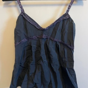 svart linne  - svart linnetopp från squero med lila spets, mjukt och skönt tyg, osäker på storleken men skulle gissa xs-s skulle nog även passa m,  aldrig använt 