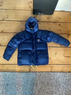 Fjällräven jacka - Fjällräven jacka som knappt kommit till användning. Storlek xxs men passar nog mer som xs eller s. Pris kan diskuteras, skriv om de finns frågor.