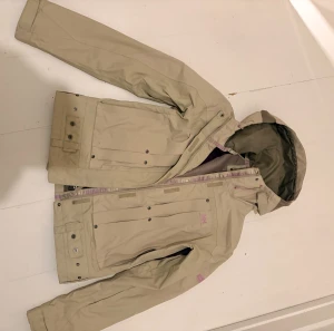 Helly Hansen - Helly Hansen jacka storlek S.  Använd en handfull gånger