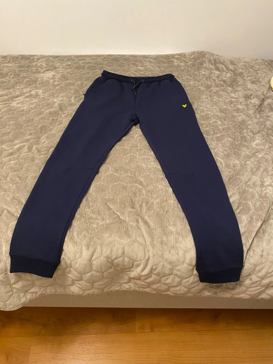 Mörkblå mjukisbyxor från Lyle & Scott