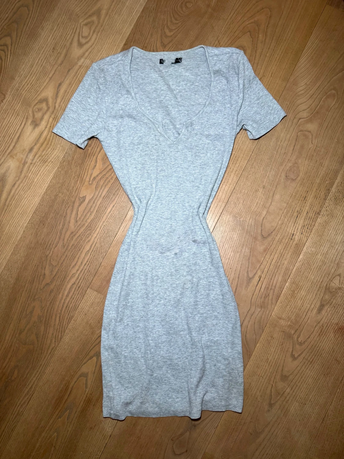 Grå ribbad klänning från H&M - 1