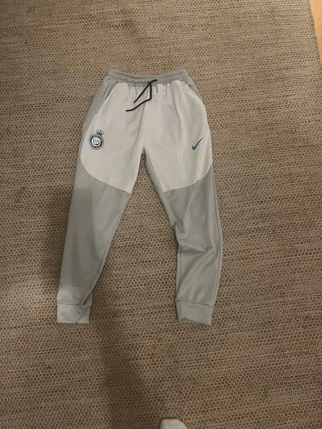 Nike grå träningsbyxor med snörning