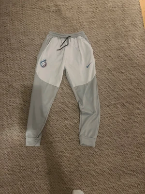 Nike grå träningsbyxor med snörning - Riktigt feta al nasser tränings byxor med vit och ljusblå färg. Påse och märkes kap följer med på köpet