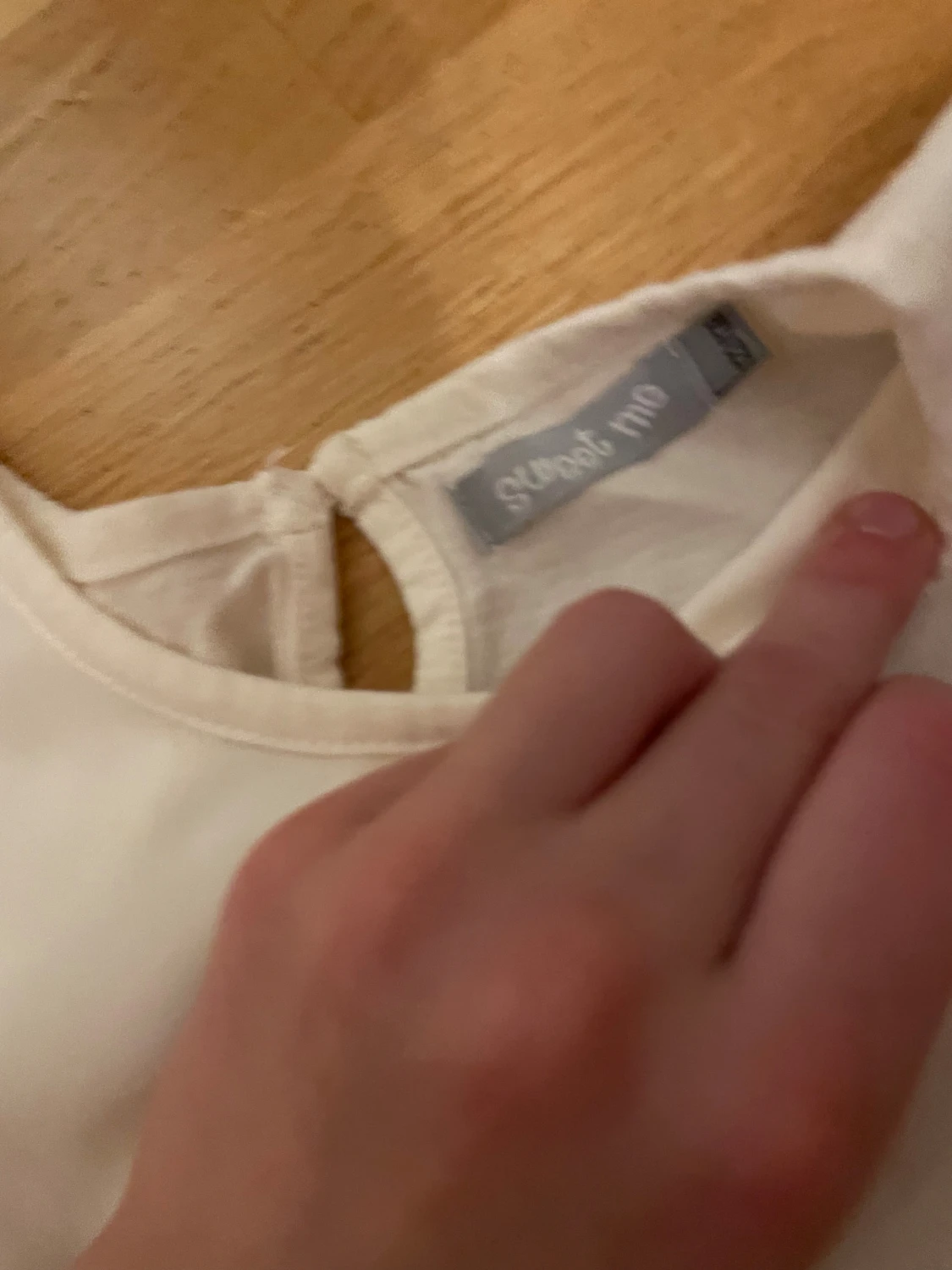 Vit blus med pärlor från Studio 110 - 1