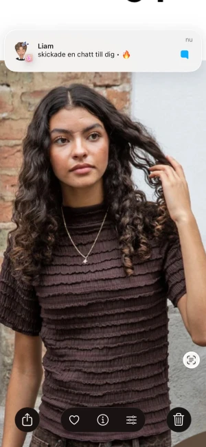 Brun ribbad topp med volangdetaljer - Säljer en brun topp med korta ärmar och ribbad struktur. Toppen har flera volangdetaljer i horisontella lager som ger en cool och unik look. Passar dig som gillar att sticka ut med textur och detaljer. Perfekt att matcha med jeans eller kjol. Aldrig använd