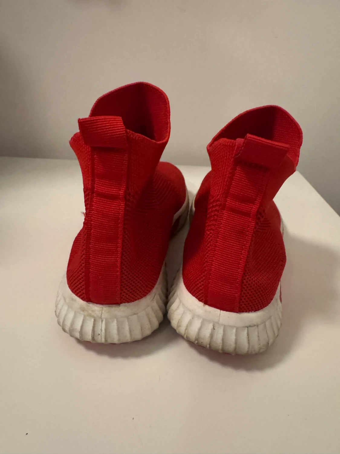 Röda stickade sneakers med vit sula - 2