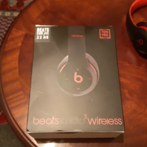 Beats Studio3 Wireless - Beats Studio3 Wireless over-ear hörlurar med aktiv brusreducering och upp till 22 timmars batteritid. Snygg svart och röd design, levereras med originalförpackning. Hörlurarna ser ut att vara i mycket gott skick utan synligt slitage.