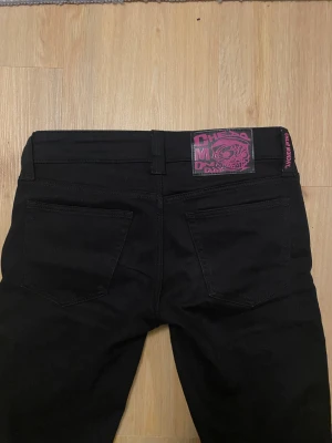 Svarta cheap monday bootcut jeans - De är i storlek 27/30. Använda 1 gång, men köpta på plick så vet inte hur mycket de används. De är i väldigt bra skick och pris kan diskuteras! Säljer då de är lite korta på mig som är ca 170🥰
