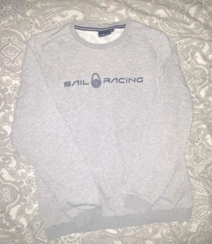 Grå Sail Racing Kofta - Jättefin Ljusgrå SailRacing tröja för dig som gillar sånt passar skitbra runt kroppen extremt bekväm samt passar till hösten 