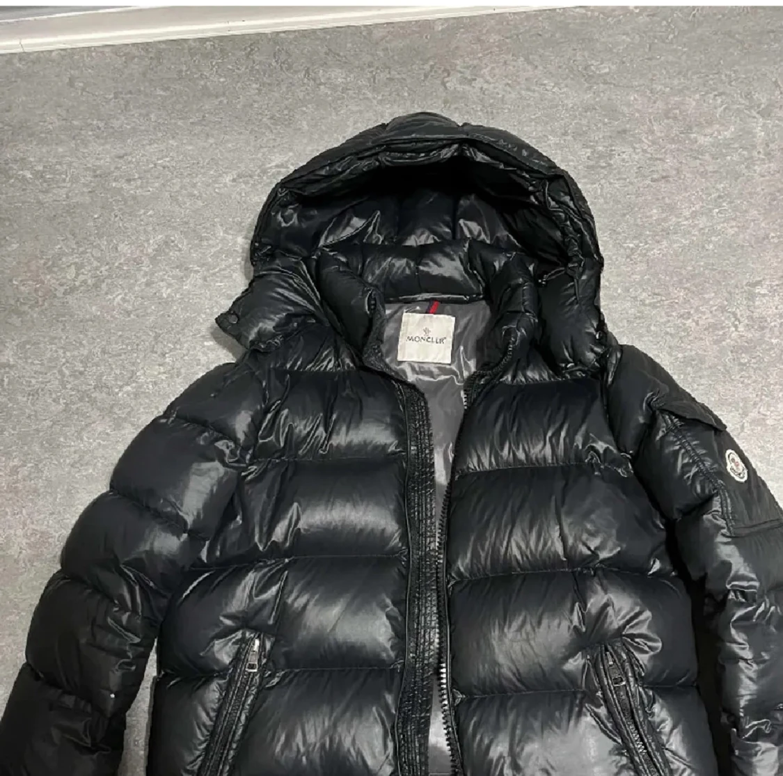 Svart Moncler dunjacka med huva
