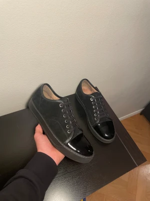 Svarta sneakers från Lanvin  - Fräscha Svarta skor från Lanvin / skick 9,5/10 nästan nya inprincip / storlek 41 / Inget OG medföljer / kontakta via intresse eller annat och pris kan diskuteras😊