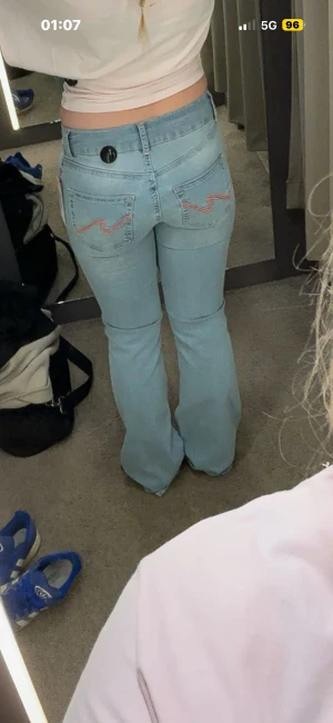 Nelly jeans  - Sköna å söta ljusblåa jeans med rosa detaljer på fickorna där bak! 