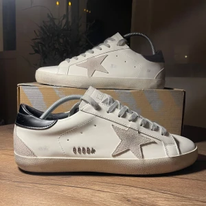 Golden Goose Superstar sneakers vit/grå - NU KÖR VI BLACK WEEKEND STEAL! Endast 1899kr denna helg annars 2299kr Dom är i storlek 43 | finns inga defekter | kom pm för frågor 
