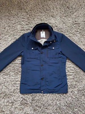 J Lindeberg bailey field jacket  - Säljer denna riktigt feta j lindeberg bailey field jacketen i mycket bra skick!⭐️Nypris = 3000kr!👍Storlek L men passar också M!🙌Hör gärna av er om ni har funderingar!⭐️