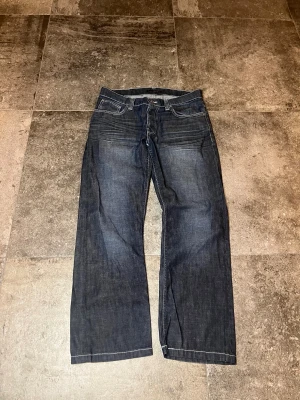 Vintage Nudie Jeans 2006 - Straight Sven - Tja! säljer mina straight svens från 2006 som är i helt sjukt bra skick för sin ålder👏 De är i 34/32 men sitter mer som 34/34🫡