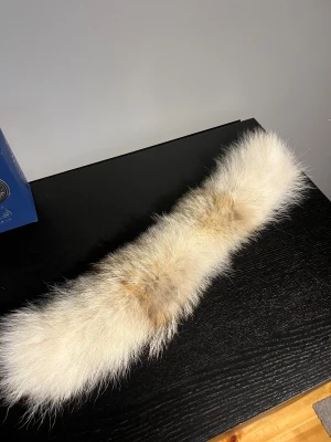Fluffig päls  - Har en av mina äldre jackors päls kvar i gadroben som jag inte häller behöver längre, den är ifrån en canada goose jacka. Pris kan även diskuteras vid snabb-affär 🤝🙂