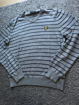 Vintage lyle and scott - En unik v-ringad stickad lyle and scott tröja. Storleken är L men passar lite mindre så M. Mycket bra skick men hör av er om ni har frågor!
