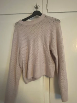 Stickad ljusrosa tröja H&M - Varm stickad tröja från H&M med ett snyggt sticknings mönster. Tröjan är ljusrosa och i storlek M men passar mig som har storlek S/XS. Knappt använd och i ett bra skick.