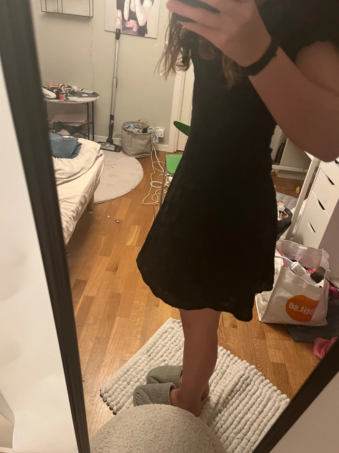 Svart kort klänning med puffärm - 1