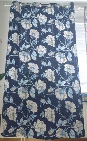 Gardiner.  - Gardiner 2 stycken i bra skick. Mått:2.20×144cm.