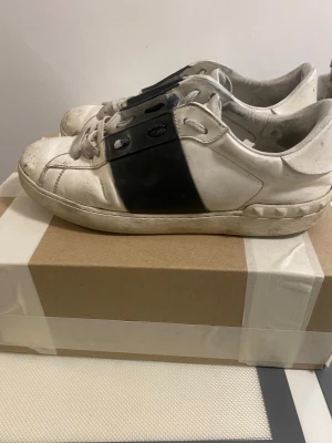 Valetino opens - Säljer min valetino opens storlek 42 passar även 41. Ganska slitna. Säljer dom för jag sparar för pengar för loubs. Skorna är både till tjejer ock killar. Pris går att diskuteras 