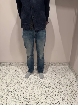 Nudie jeans  - Nudie jeans - Modell: Steady Eddie - Storlek: W29/L32(uppsydda till cirka L30) - skick: 9/10 - Nypris runt 2000kr